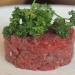 Beef Tartar: Hidangan Klasik yang Penuh Rasa dan Elegansi