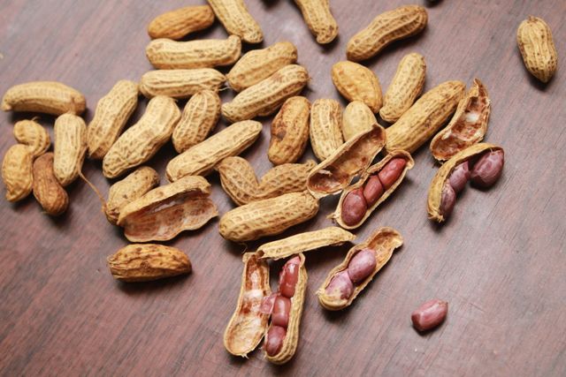 tips mengupas kacang